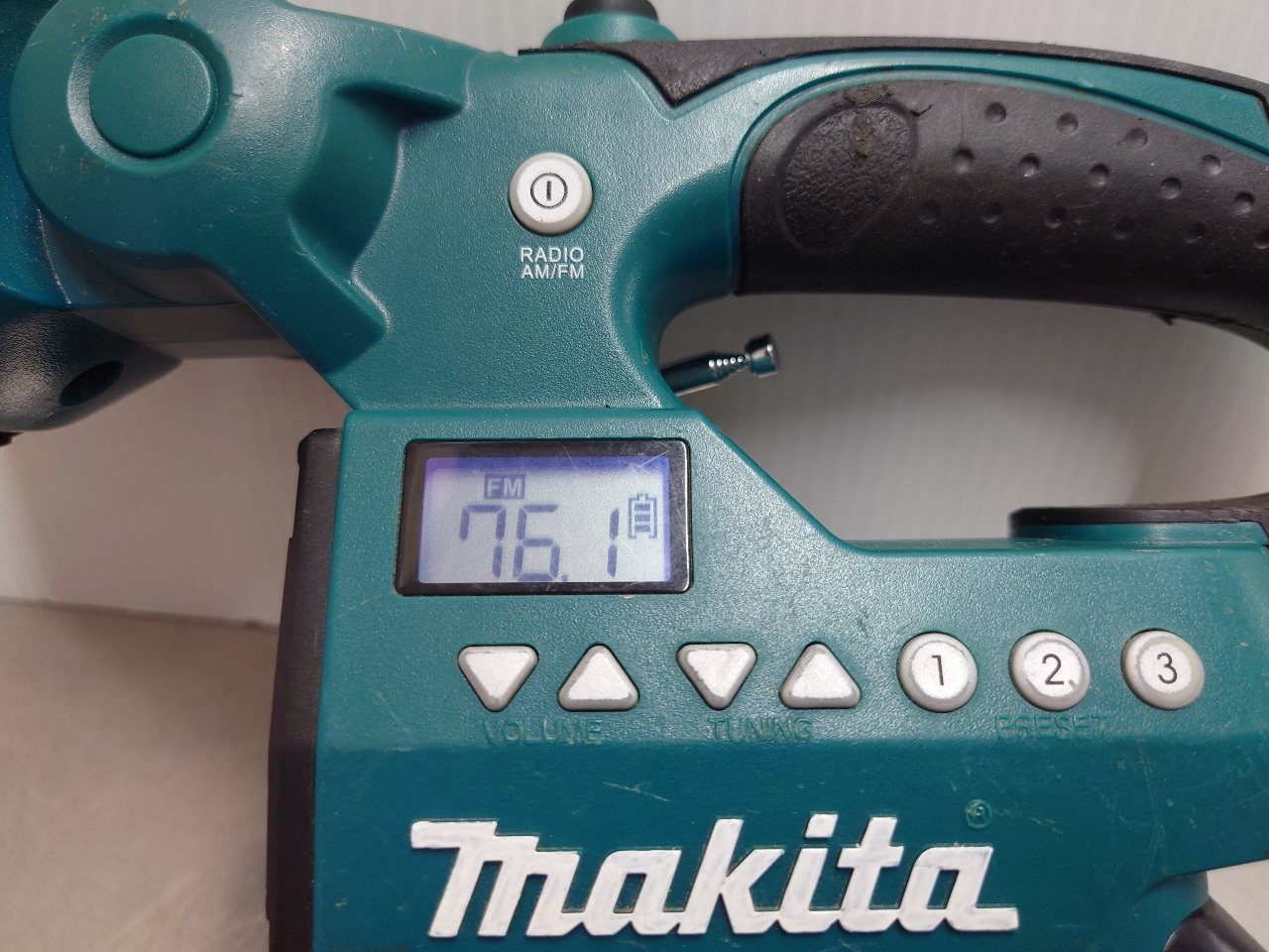 マキタ Makita 充電式ライト付きラジオ 18Vバッテリーパック付き MR050&BL1830 囗T巛