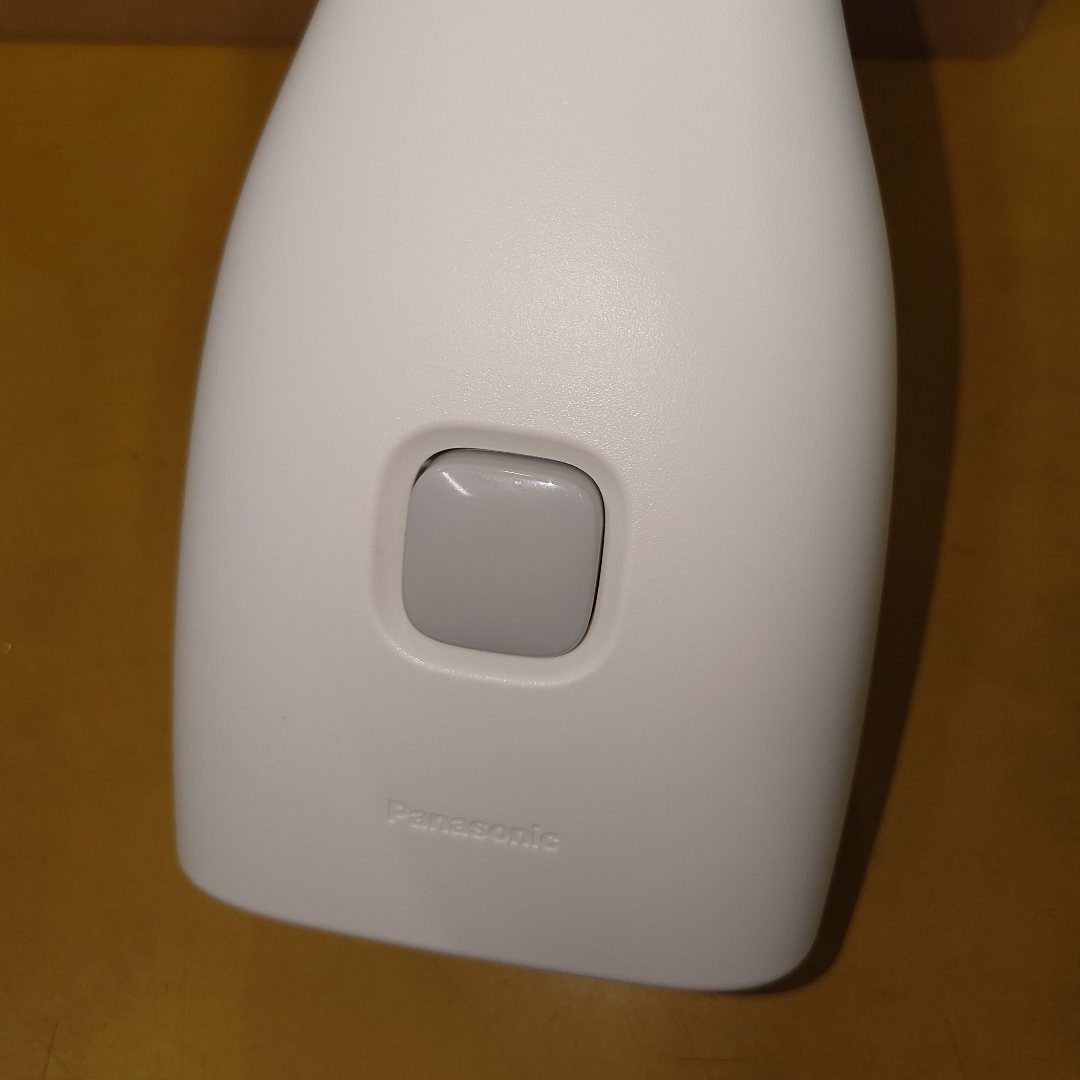Panasonic　パナソニック　露出増設用抜け止め接地リーラーコンセント　WG888281W　囗T巛
