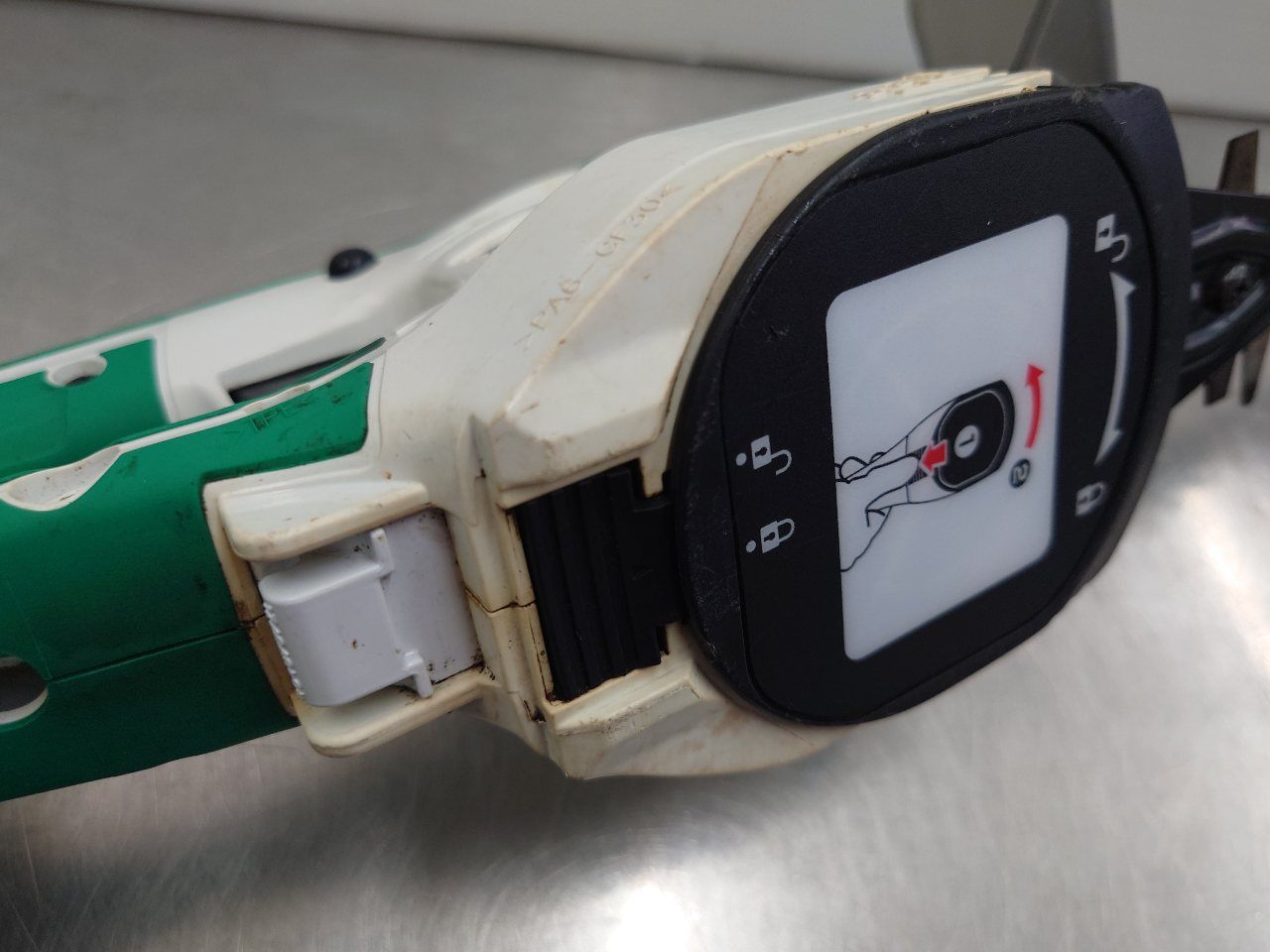 マキタ　Makita　充電式ミニ生垣バリカン　バッテリー２個付き　MUH265DSH　囗T巛