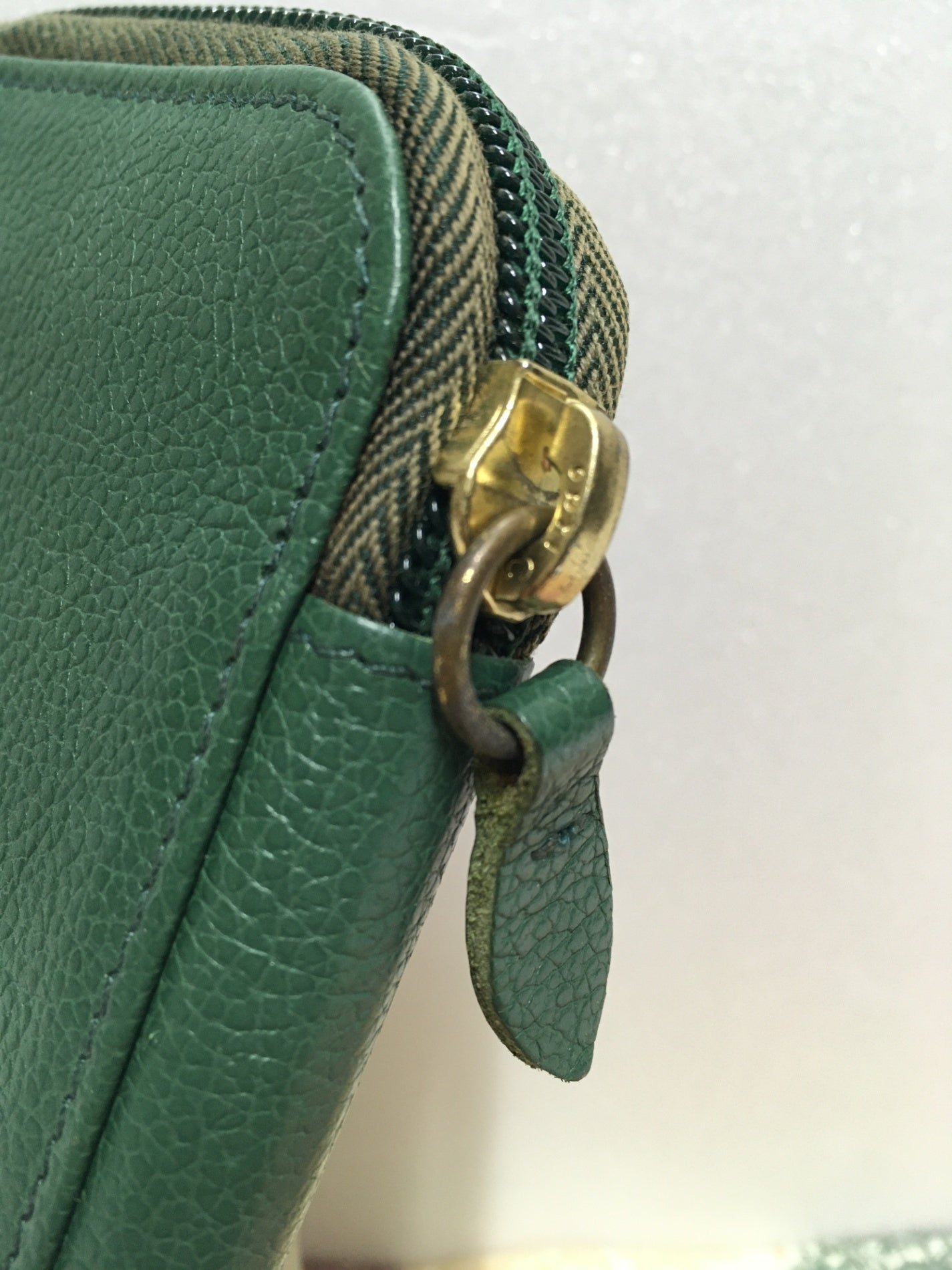 ※送料無料※ IL BISONTE イルビゾンテ 長財布 ラウンドファスナー グリーン 中古 囗G