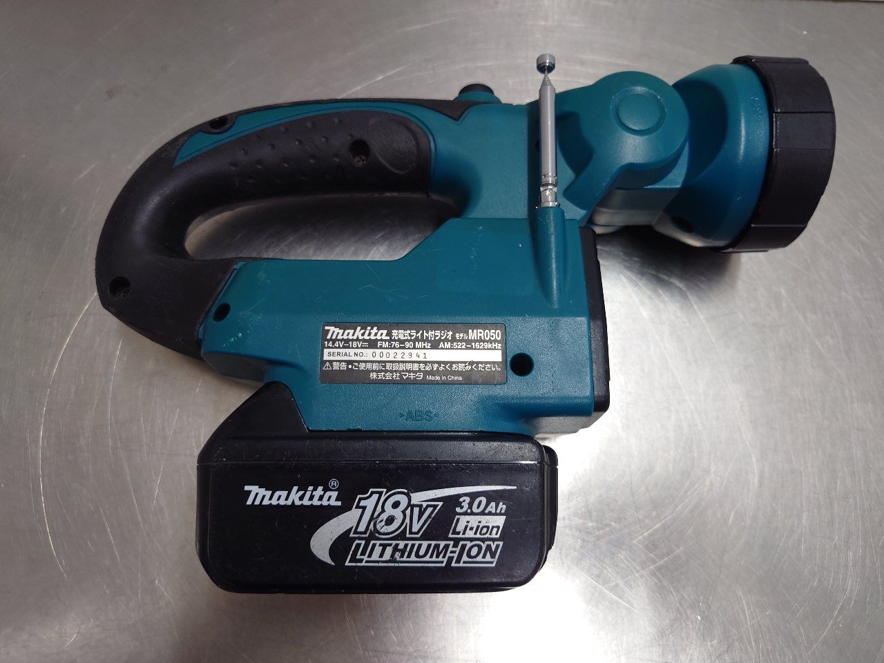 マキタ　Makita　充電式ライト付きラジオ　１８Vバッテリーパック付き　MR050＆BL1830　囗T巛