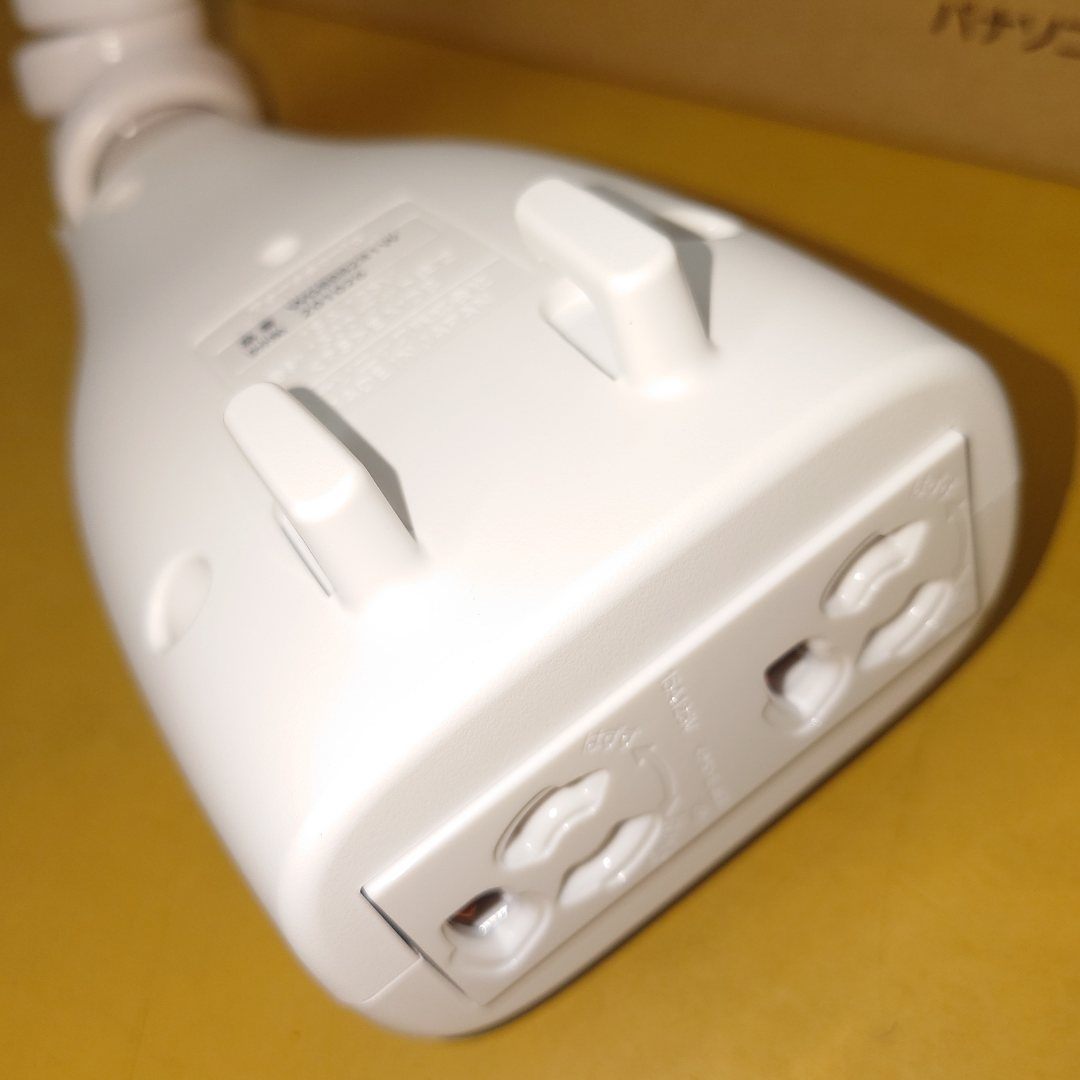 Panasonic　パナソニック　露出増設用抜け止め接地リーラーコンセント　WG888281W　囗T巛