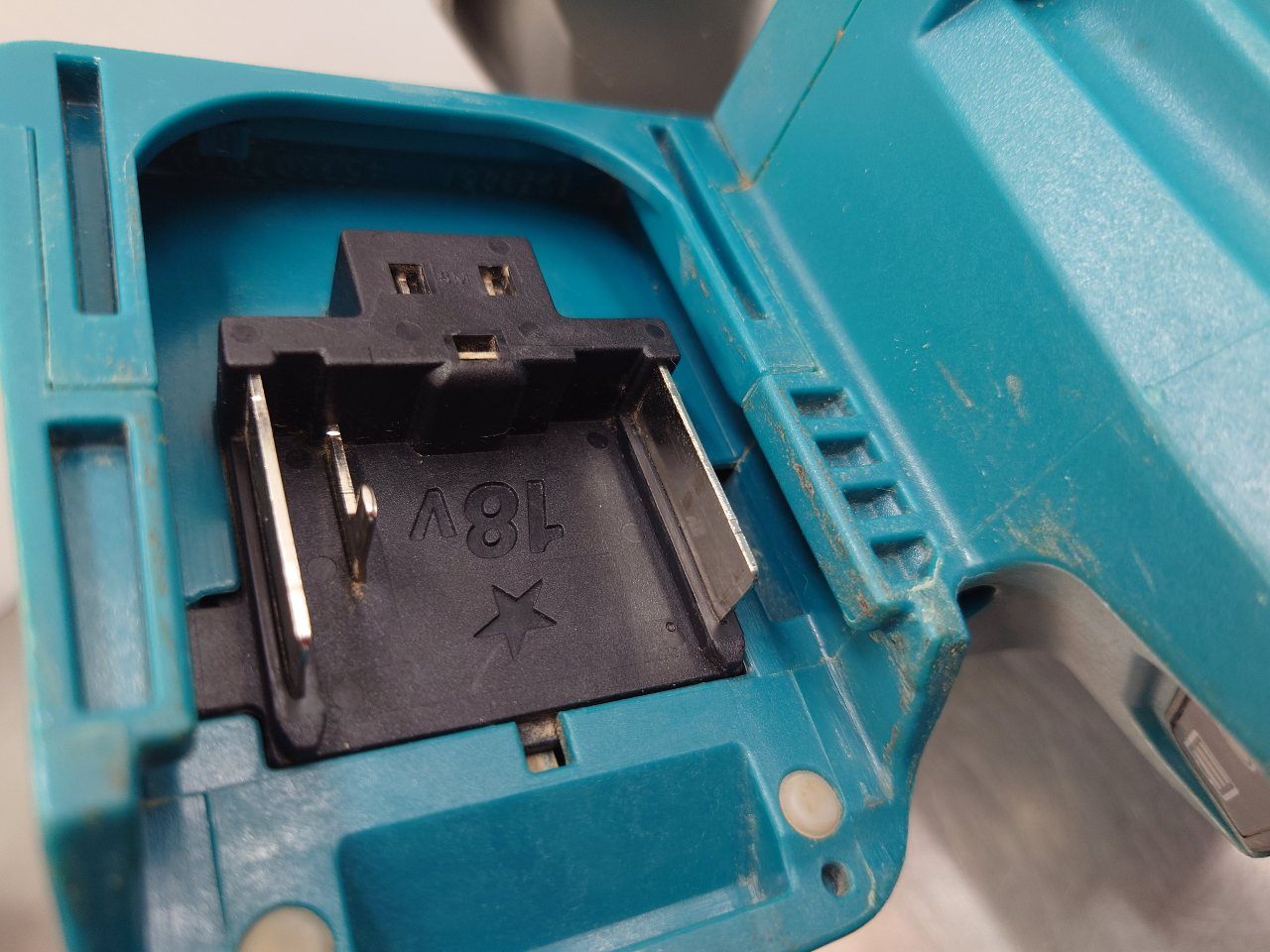 マキタ　Makita　165mm充電式マルノコ　HS631DZS　囗T巛