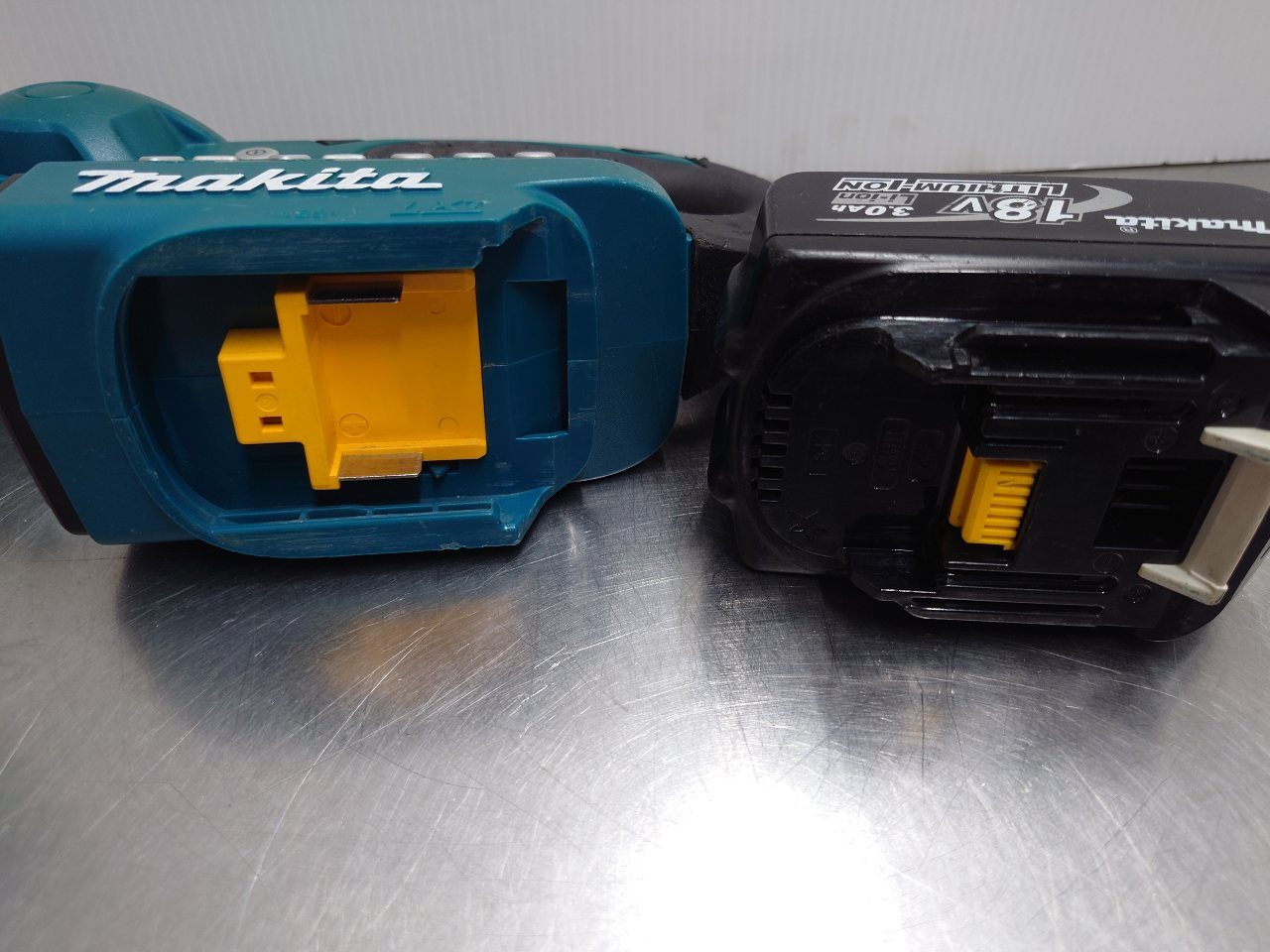 マキタ　Makita　充電式ライト付きラジオ　１８Vバッテリーパック付き　MR050＆BL1830　囗T巛