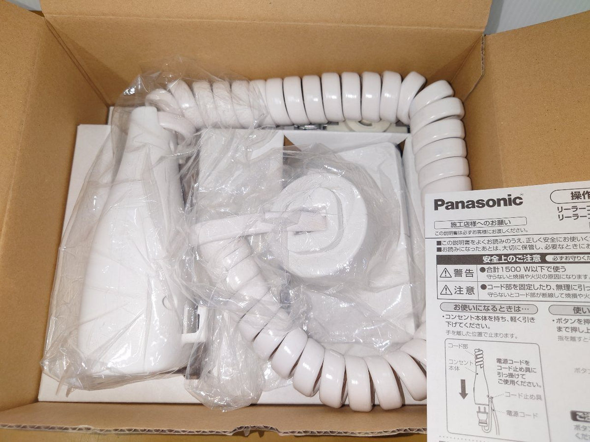 Panasonic　パナソニック　露出増設用抜け止め接地リーラーコンセント　WG888281W　囗T巛