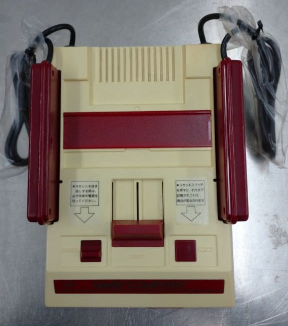 未使用品 任天堂 ファミリーコンピュータ ファミコン 初代 HVC-001 1983年製囗T巛