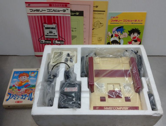 未使用品 任天堂 ファミリーコンピュータ ファミコン 初代 HVC-001 1983年製囗T巛