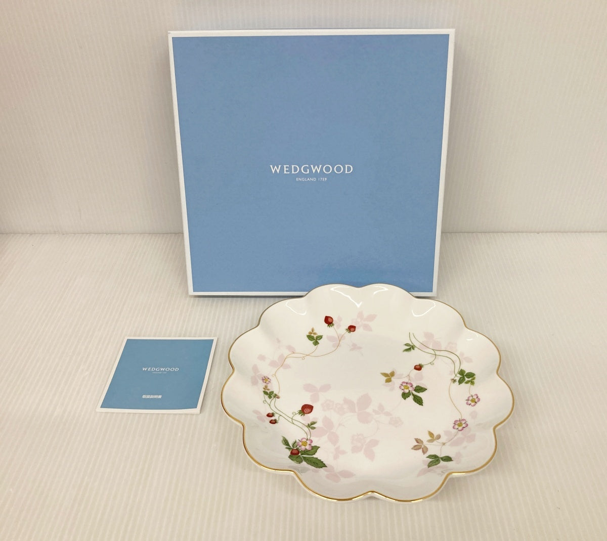 WEDGWOOD ワイルドストロベリー ペタルトレイ 24cm