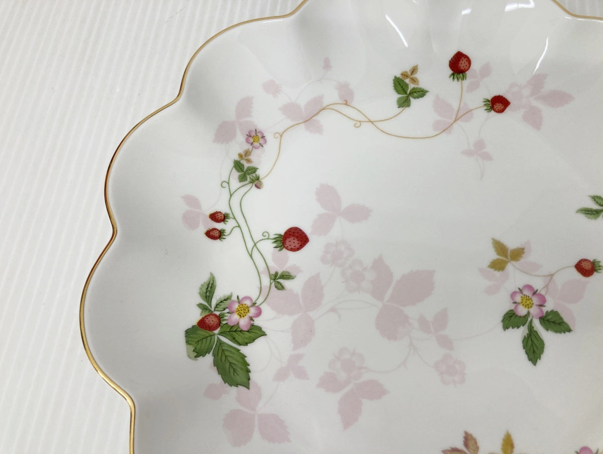 WEDGWOOD ワイルドストロベリー ペタルトレイ 24cm